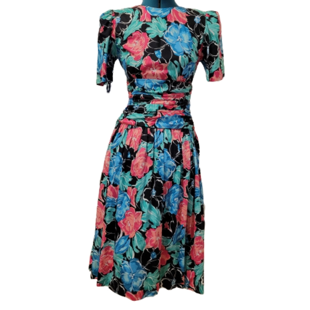 Patty O'Neil size 6 flowered vintage 80's ruched waist fit flared summer dress